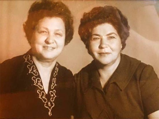 Бабушка Клавдия Алексеевна Зеленухина ( в девичестве Дрожжина) с сестрой Анной
