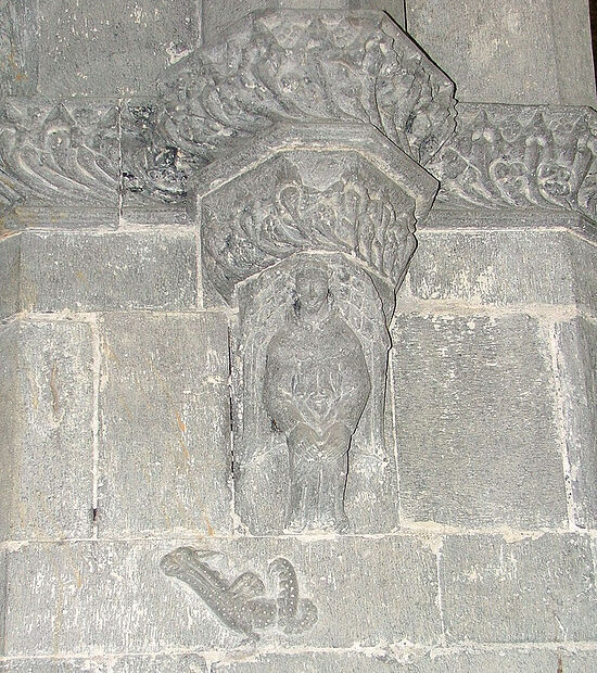Высеченные фигуры ангела и дракона в соборе Св. Брендана в Клонферте