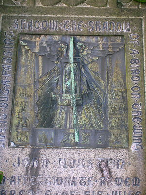 Солнечные часы на могиле рядом со старой церковью Килбирни в Шотландии