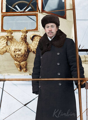 Игорь Сикорский возле своего самолёта «Русский витязь»