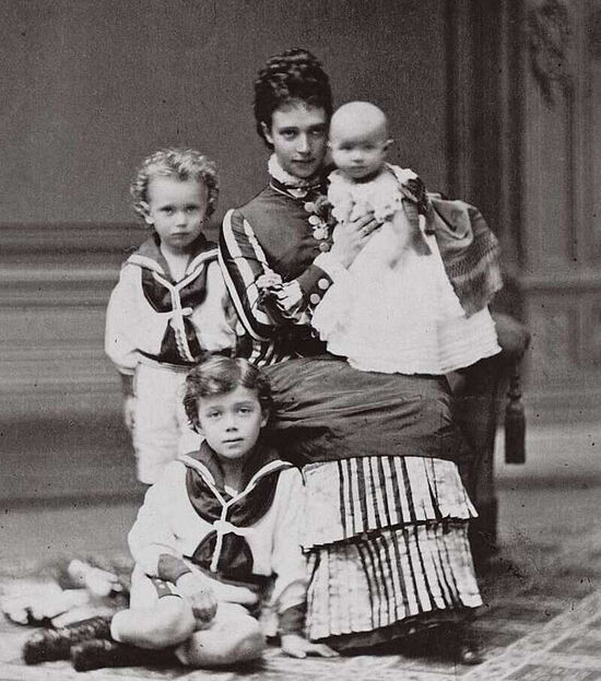Мария Федоровна с детьми, 1875 год