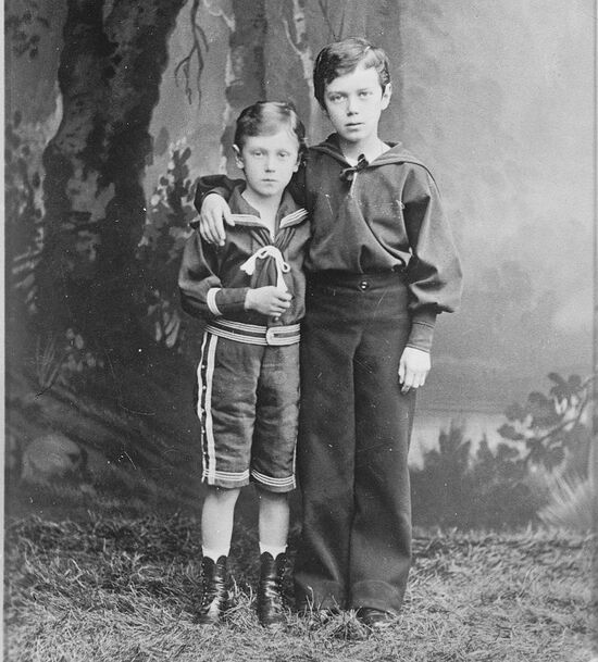 Будущий Император Николай II (справа) и его брат Георгий Александрович
