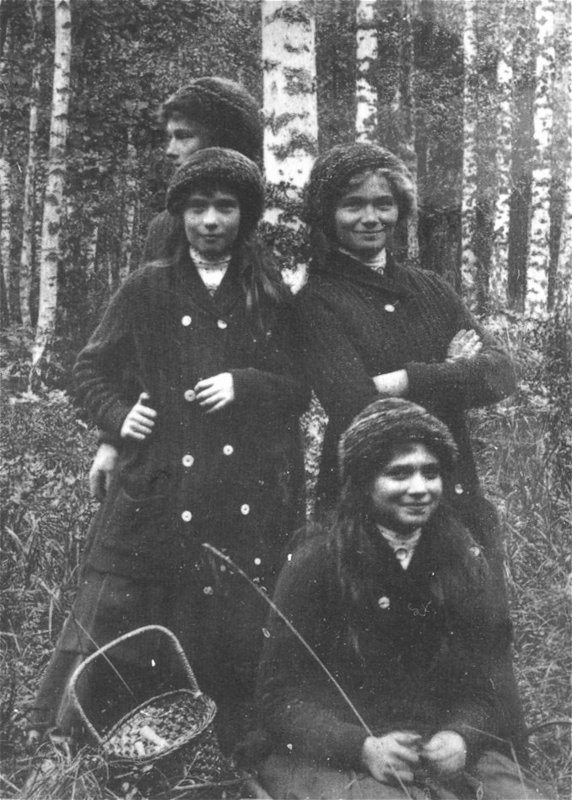 Ольга, Татьяна, Мария, Анастасия на грибной охоте