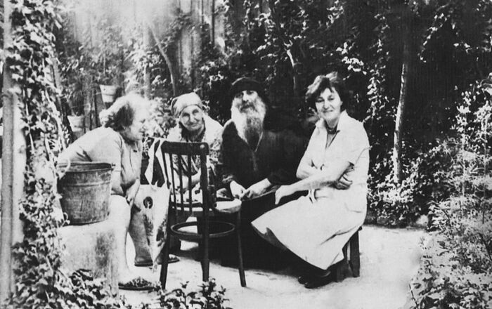 Справа налево: младшая сестра о. Гавриила Джульетта Михайловна, старец Гавриил, мать о. Гавриила Варвара, старшая сестра старца Эмма