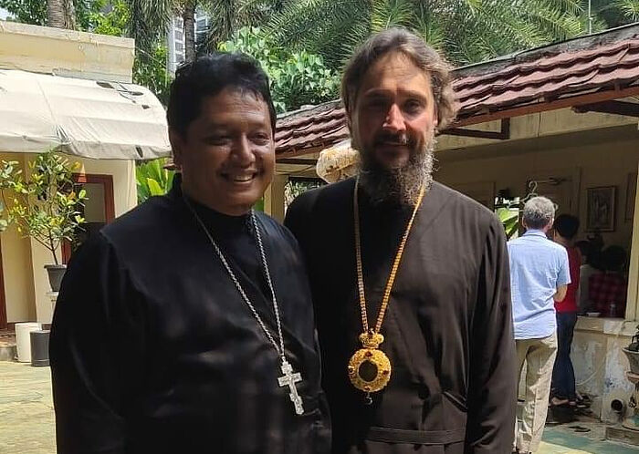 Ο πατήρ Θεόδωρος μαζί με τον Μητροπολίτη Σιγκαπούρης και Νοτίου Ασίας κ. Σέργιο