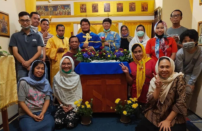Οι ενορίτες του ναού του Αγίου Ισαποστόλου Κοσμά του Αιτωλού στην πόλη Μαλάνγκ