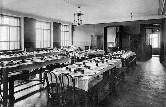 Столовая школы в 1910 году