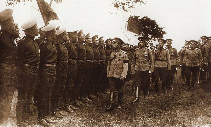 Император Николай II проводит смотр 17-го драгунского Нижегородского полка