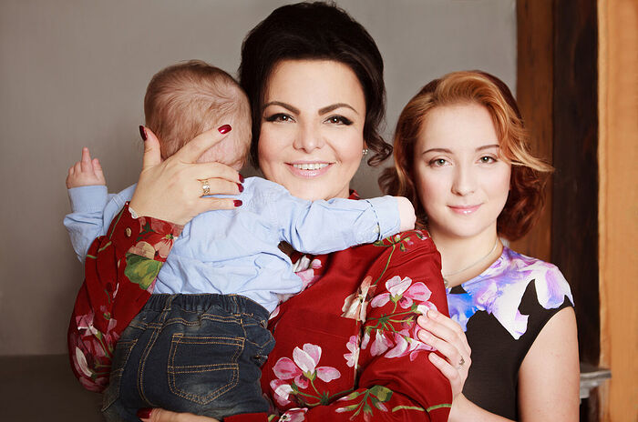 Γιελένα Λεωνίντοβνα Νικολάγιεβα με τον γιό της, Λεβούσκα, και την μεγαλύτερη κόρη της