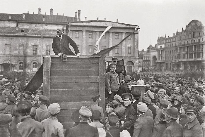 Ленин на митинге у Большого театра, 5 мая 1920 г.
