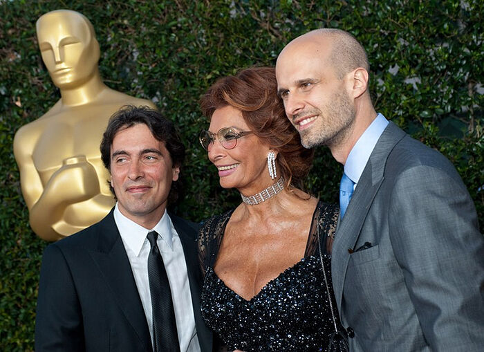 Мать со своими сыновьями: Эдоардо – кинорежиссером, создателем фильма «Вся жизнь впереди», и Карло Понти мл. (слева) – дирижером, также завоевавшим признание