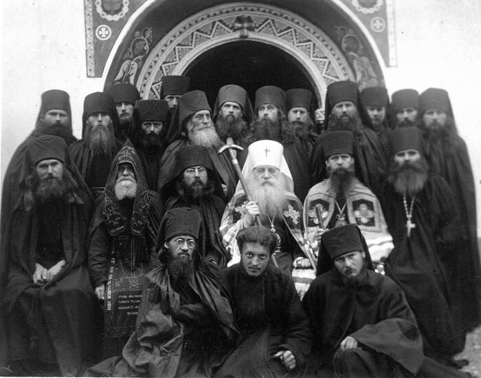 Митрополит Антоний (Храповицкий) с братией монастыря в 1926. Настоятель Амвросий справа от митрополита