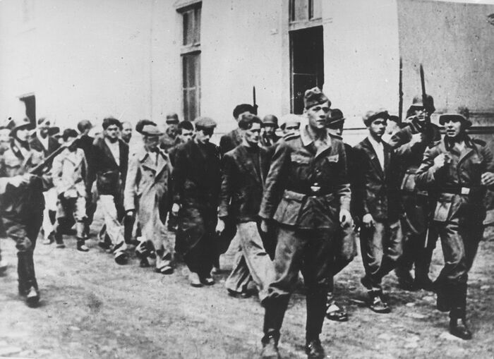 Немцы ведут арестованных на казнь в сербском городе Крагуеваце