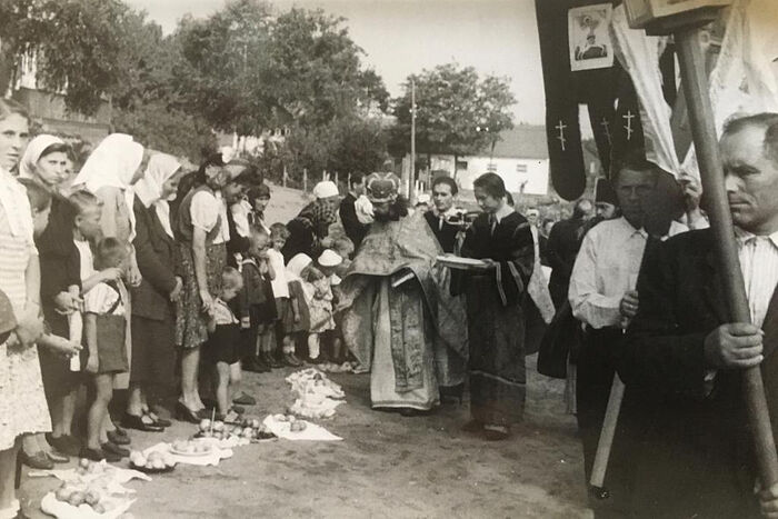 Русские беженцы в лагере Фишбек, 1948 год. Освящение пасок