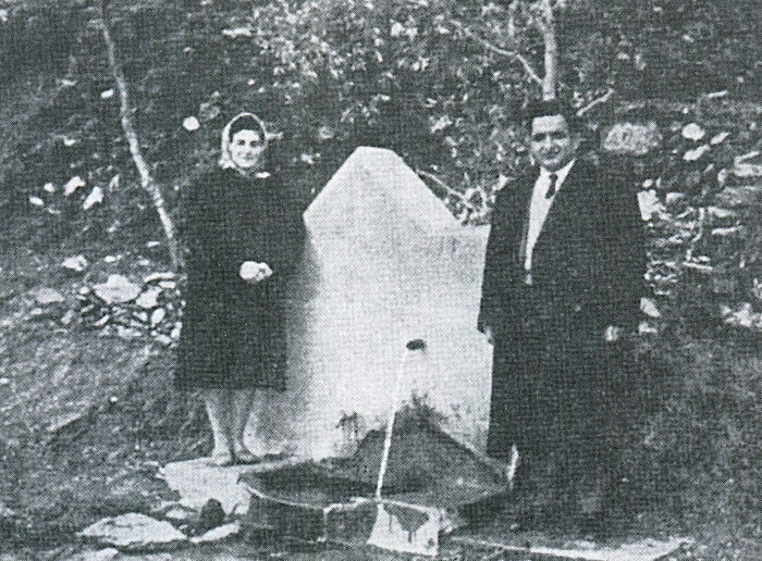 Ангелос Раллис и его супруга Василики перед святым источником древнего монастыря