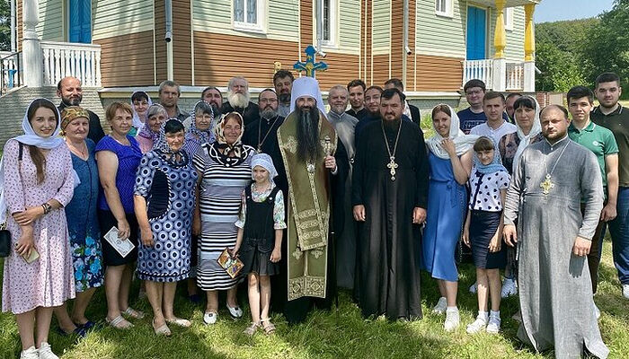 Ο Μητροπολίτης Βαρσανούφιος με ενορίτες της διωκόμενης κοινότητας της Ουκρανικής Ορθόδοξης Εκκλησίας, στο χωριό Σεβτσένκοβο. Φωτογραφία: eparhia.vinnica.ua