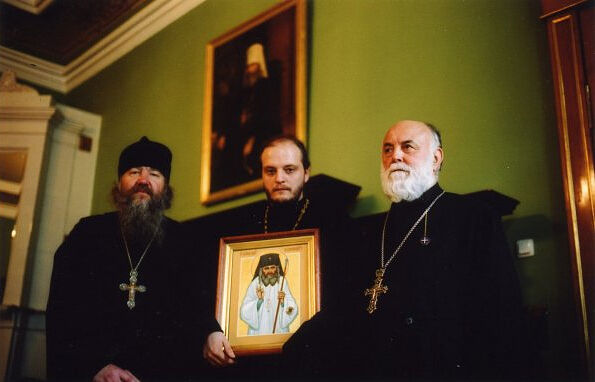 Слева направо протоиереи Владимир Мальченко, Серафим Ган и Георгий Ларин с иконой святителя Иоанна, подаренной Александро-Невской лавре, в Санкт-Петербурге в 2004 году