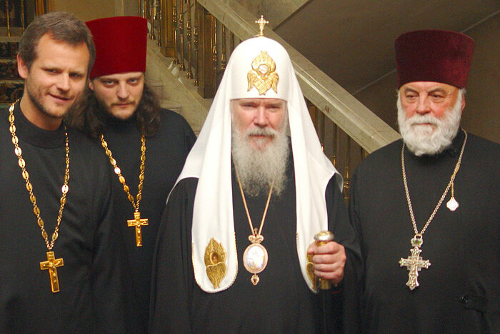 Слева направо протоиерей Петр Холодный, протоиерей Серафим Ган и протоиерей Георгий Ларин со Святейшим Патриархом Алексием во время первого официального визита Митрополита Лавра в Россию в 2004 году