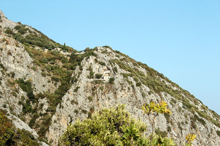 Θέα από το μονοπάτι προς το σπήλαιο του Οσίου Νείλου του Μυροβλύτου