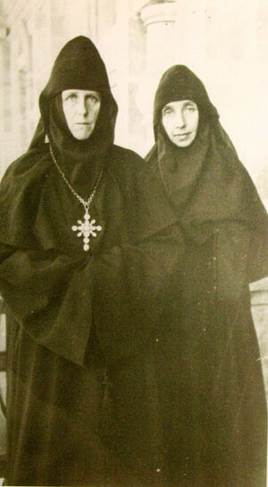 Игуменья Мария со своей первой помощницей сестрой Валентиной (Цветковой), будущей игуменьей Варварой, настоятельницей Гефсимании в 1969–1983 гг.
