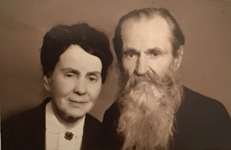 Дедушка Олег Иванович Исаев и его сестра Евгения
