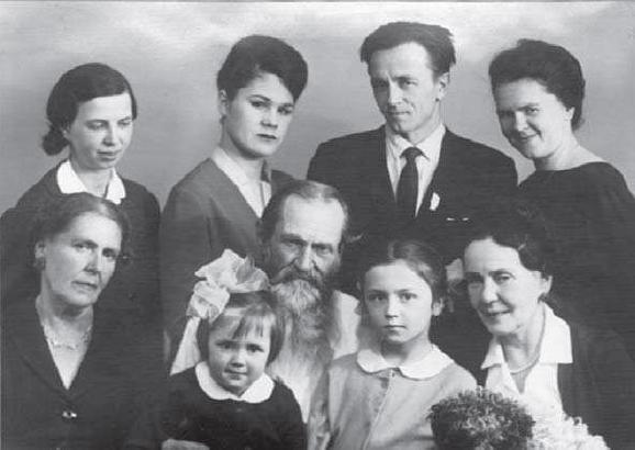 Олег Иванович Исаев с семьей Абаза