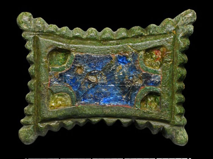 Прямоугольная бронзовая эмалевая застежка-брошь эпохи Каролингов с загнутыми краями