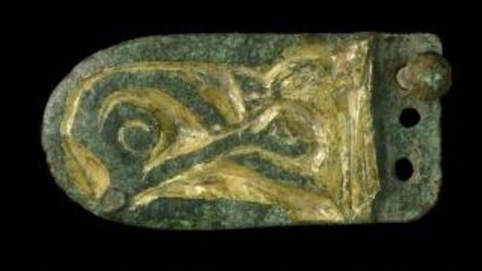 Деталь кожаного ремня - позолоченный бронзовый язычок пряжки в зверином стиле