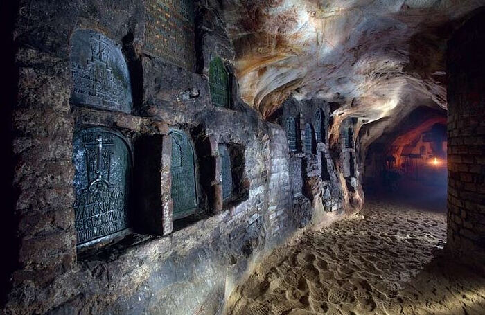 Керамиды в пещерах Псково-Печерского монастыря
