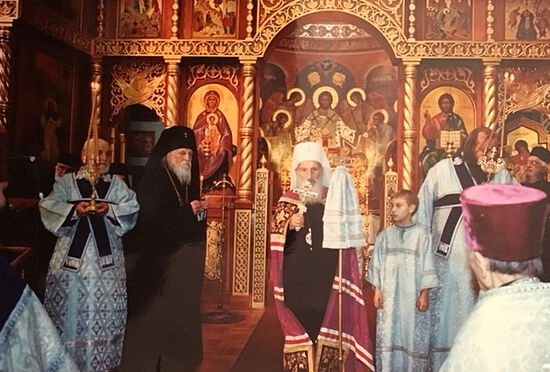 Патриарх Сербский Павел и владыка Антоний. Прислуживает Коля Котар