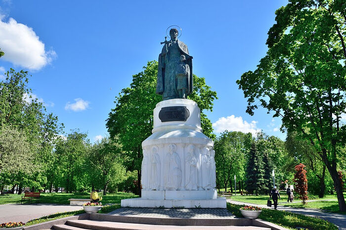 Памятник св. княгине Ольге во Пскове. Скульптор В. Клыков. Фото 8 июня 2014 г.