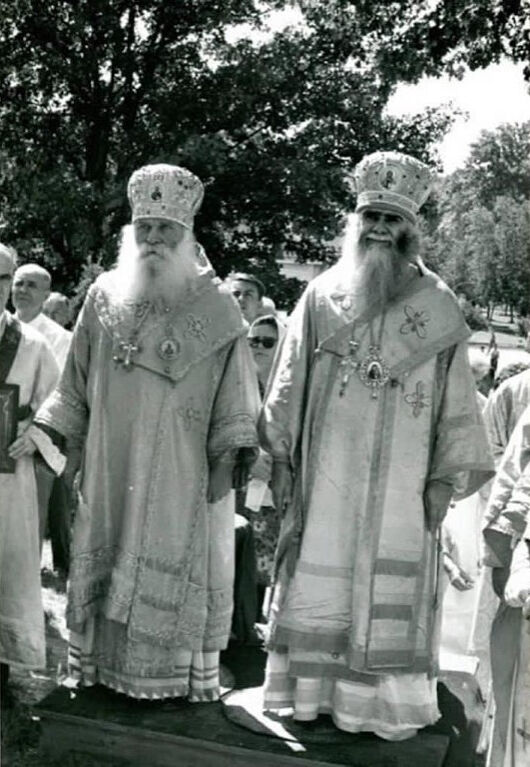 Архиепископ Аверкий (Таушев) – справа и архиепископ Никон (Рклицкий), который поставил меня в чтецы в 1964-м году