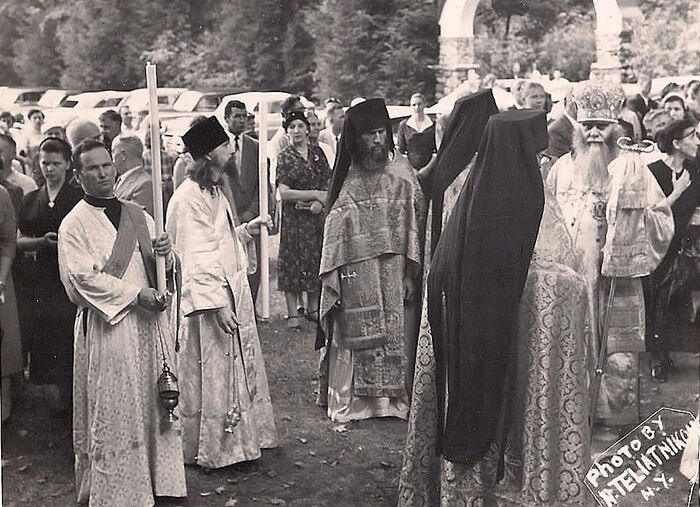 Владыка Аверкий (Таушев) за его спиной моя бабушка, будущая монахиня Мариамна