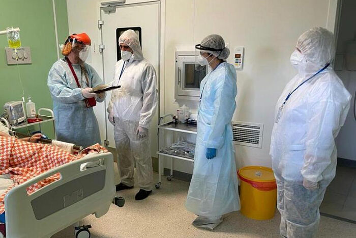 Митрополит Тихон наградил псковского врача за самоотверженность в лечении пациентов с коронавирусом