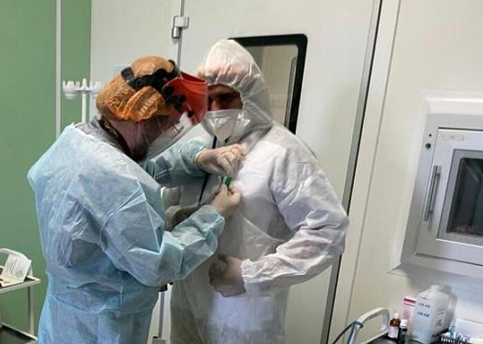 Митрополит Тихон наградил псковского врача за самоотверженность в лечении пациентов с коронавирусом