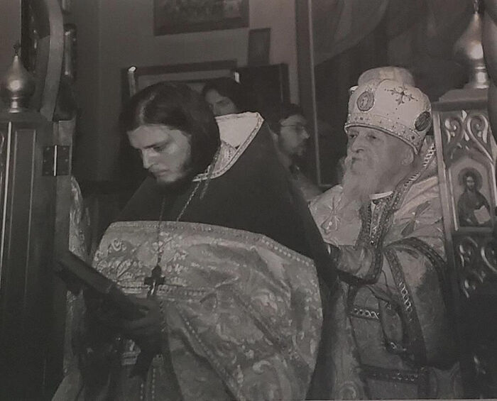 Архиепископ Антоний (Медведев) рукополагает Серафима Гана во иереи, 1996 год