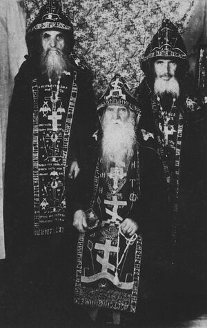 В центре: архимандрит Серафим (Амелин); справа архимандрит Андроник (Лукаш); слева архимандрит Серафим (Романцов).