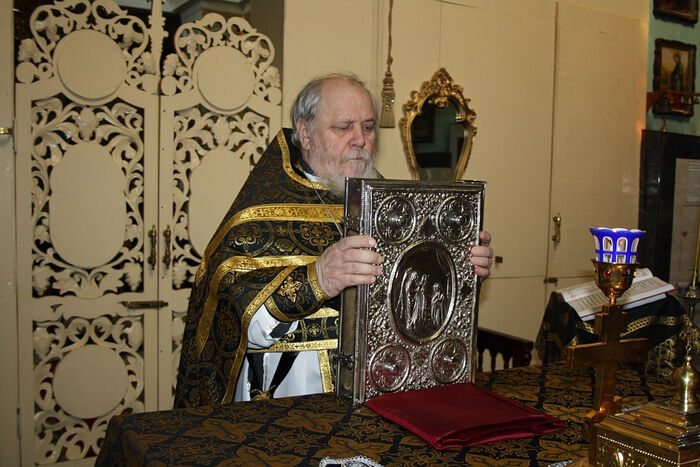 Протоиерей Николай Агафонов († 2019) у престола в храме п. Белозерки Самарской области. Публикуется впервые