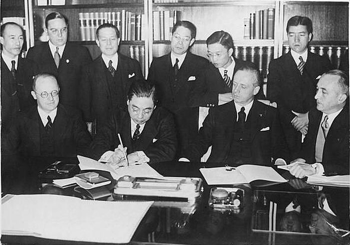 Посол Японии в Германии Мусякодзи и министр иностранных дел Германии Риббентроп подписывают Антикоминтерновский пакт, направленный против СССР. Берлин, 25 ноября 1936 г.