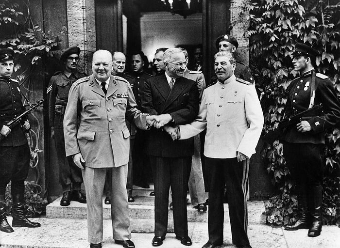У. Черчилль, Г. Трумэн, И. Сталин. Потсдам, Германия. 23 июля 1945 г.