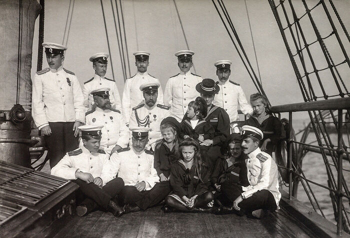 Царская семья с офицерами яхты