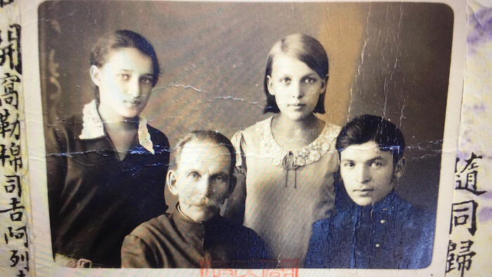 Прадед Алексей Николаевич Волменский и его дети Нина, Евгения, Виктор (мой дедушка)