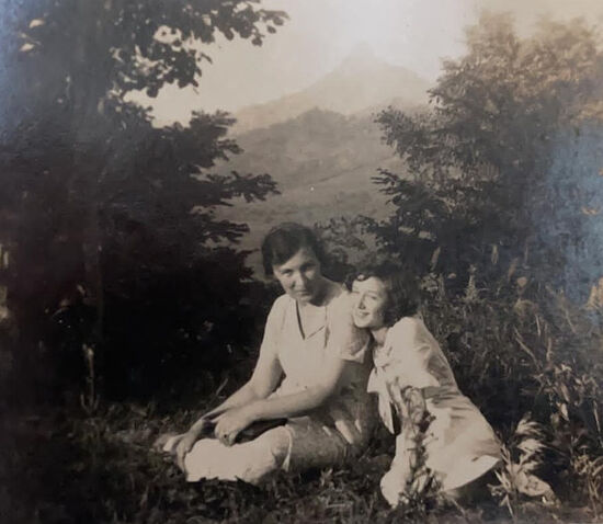 Прабабушка Екатерина Маркеловна и бабушка Евгения Васильевна, 1930-е годы