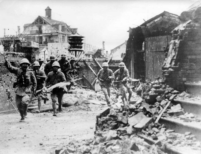 Японские солдаты на улице разрушенного китайского города