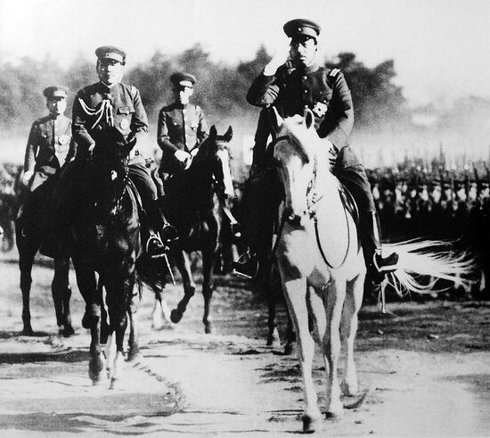 Японский император Хирохито объезжает войска