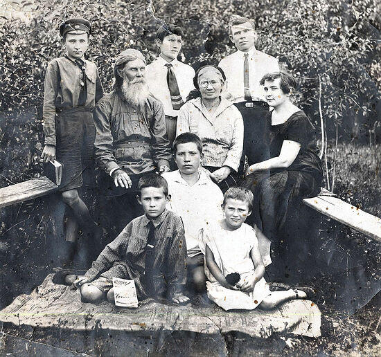 Священник Феодор Слюсарев с матушкой Серафимой, их дети и внуки. Вверху в центре – матушка Елена Корнильева (стриженная после тифа)