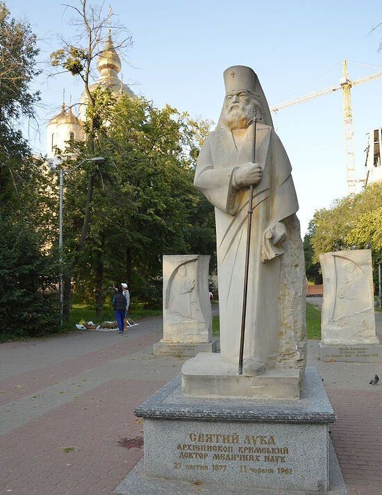 Скульптурное изображение святителя Крымского Луки с барельефами его родителей