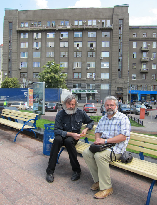Протоиерей Михаил Колодько и Станислав Минаков в Харькове на привокзальной площади,12 июня 2013 г.