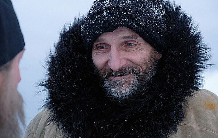 Петар Мамонов у улози оца Анатолија. Сцена из филма „Острво“