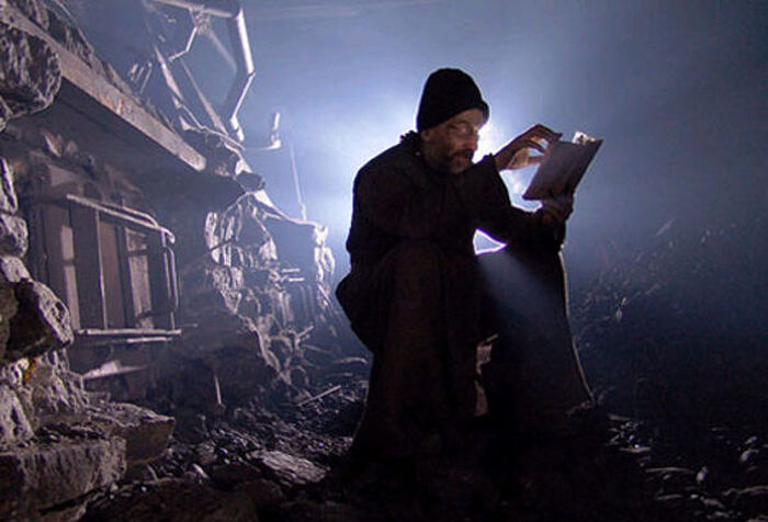 Петар Мамонов у улози оца Анатолија. Сцена из филма „Острво“